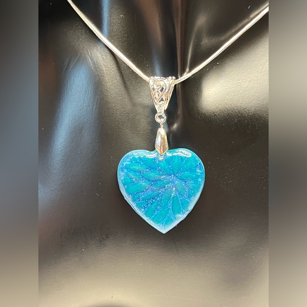 🌸💖cute handmade holographic glitter heart-resin pendant with chain